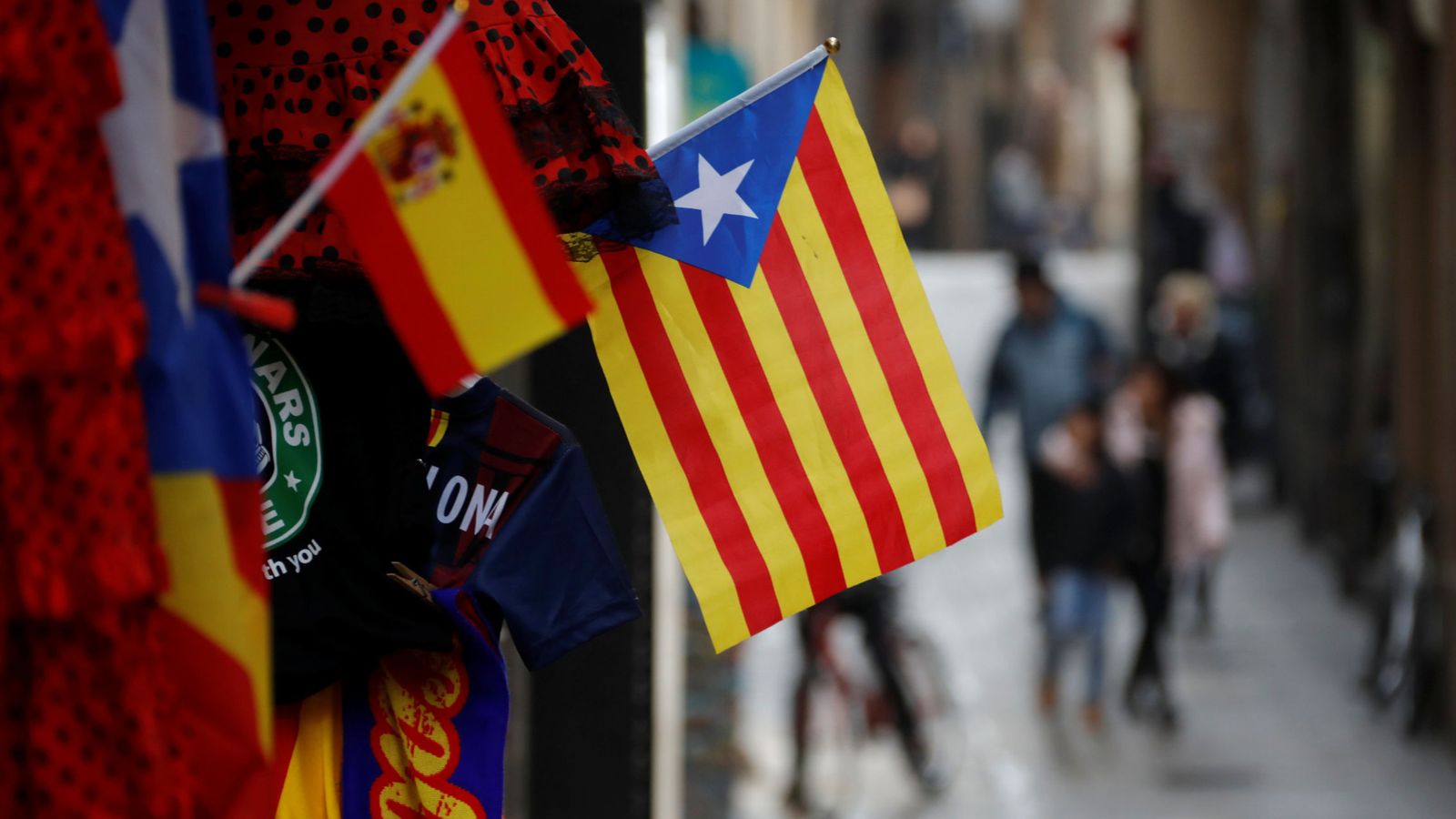Foto: Bandera de España y una estelada en una calle de Barcelona. (Reuters)