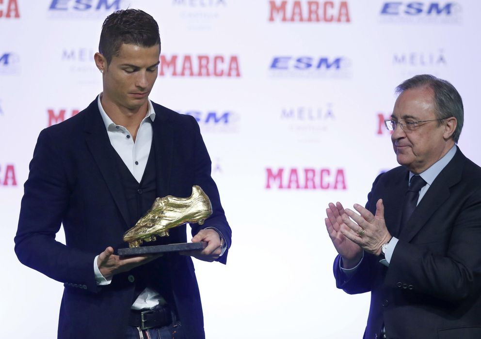 Foto: Cristiano recibió de manos del presidente del Real Madrid, Florentino Pérez, la Bota de Oro.