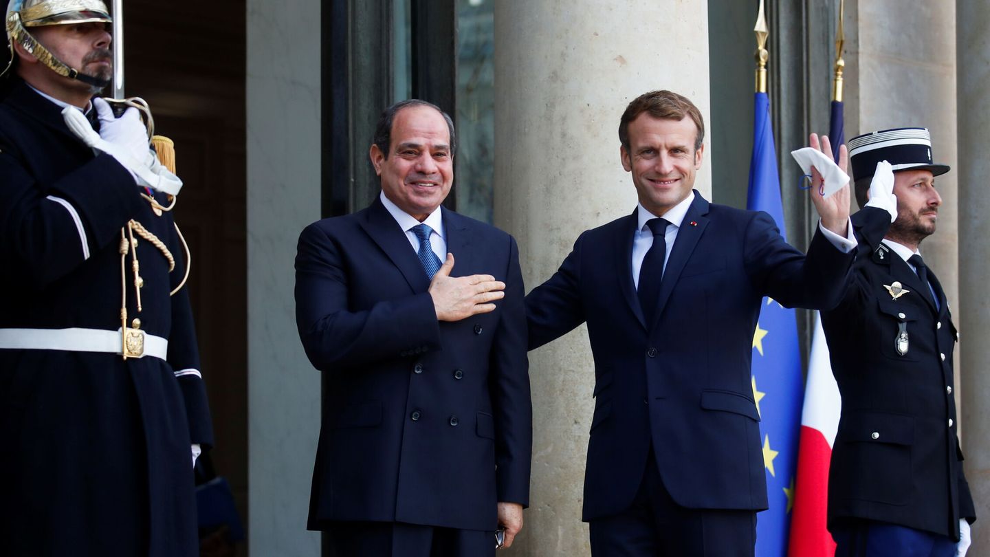 Al Sisi junto al presidente francés, Emmanuel Macron. (Reuters)