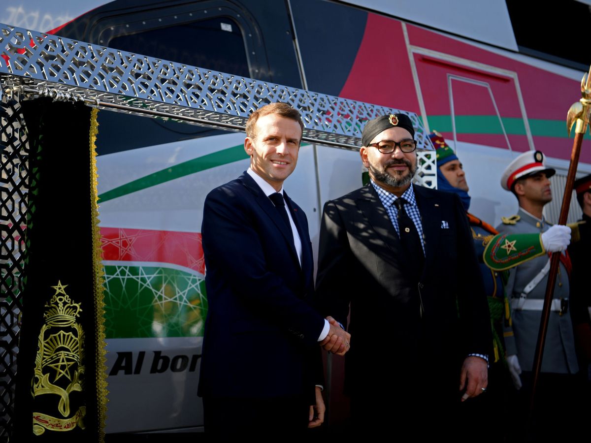 Foto: Mohammed VI, junto a Emmanuel Macron, en Tánger. (Reuters)