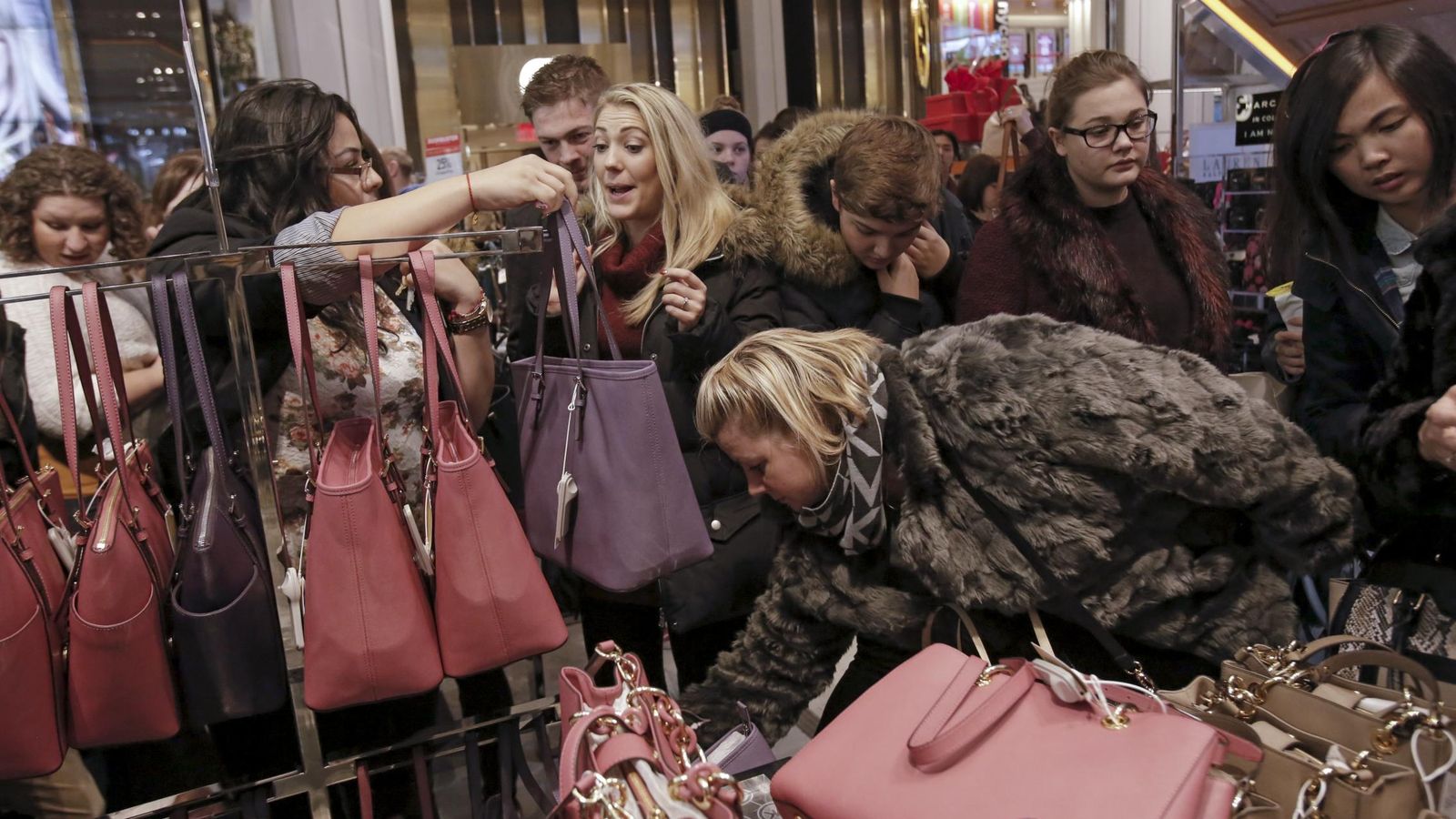 Foto: Varias chicas realizan compras en Nueva York durante el Viernes Negro. (Reuters)