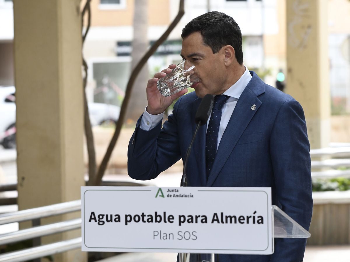 Foto: El presidente de la Junta de Andalucía, Juanma Moreno, en un acto en Almería. (EFE/Carlos Barba)