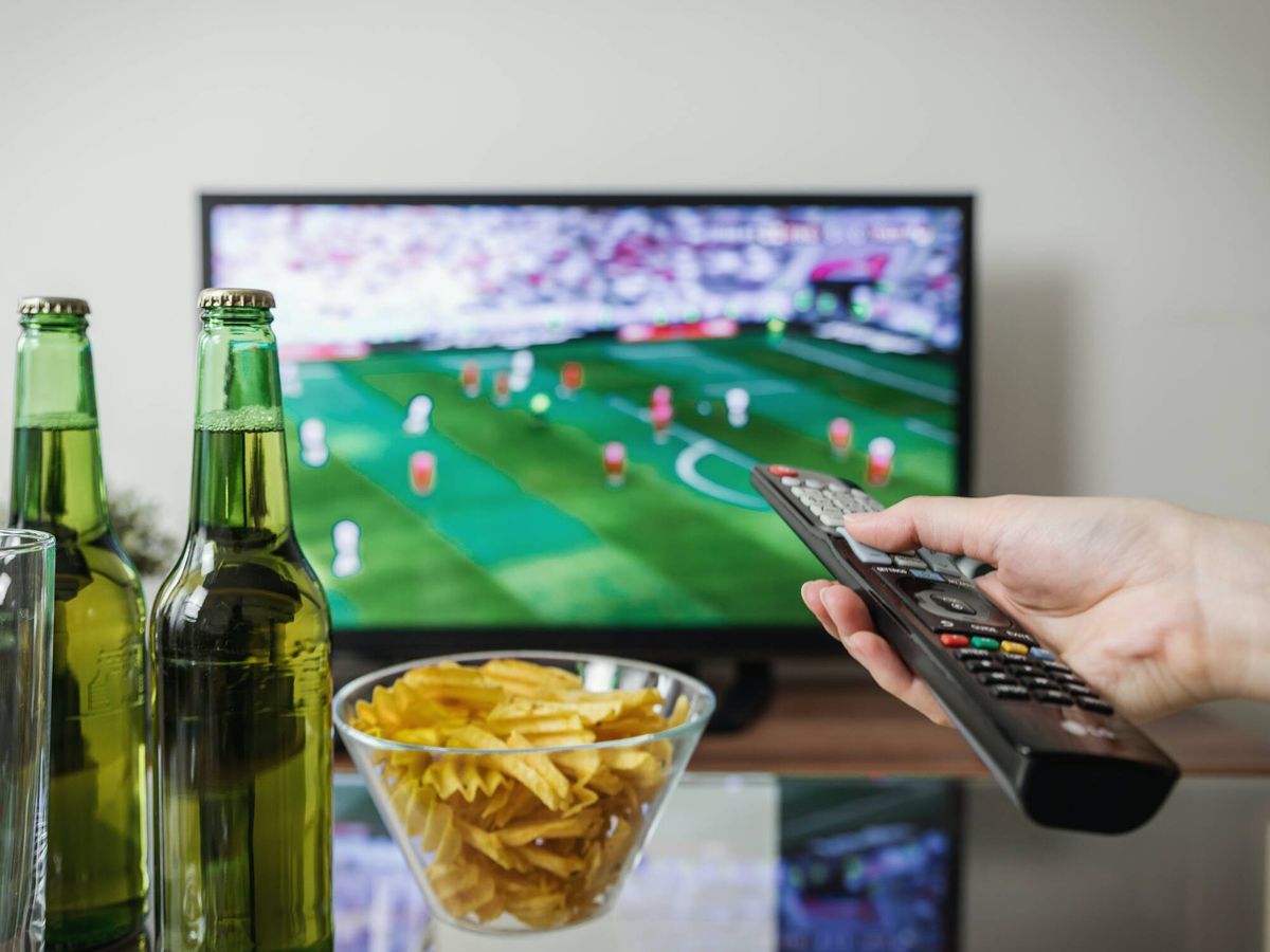 Foto: Una persona viendo un partido de fútbol retransmitido por televisión (Pexels)