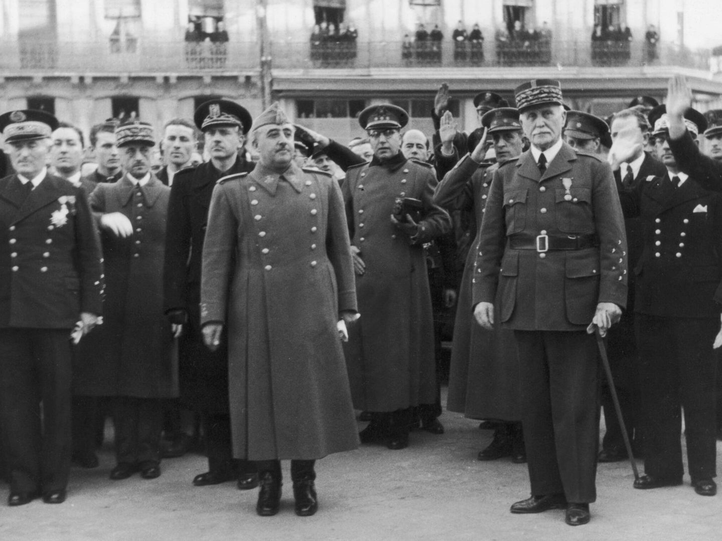 Franco junto a Petain y detrás del dictador español su cuñado Serrano Súñer, hacia 1942 (Getty Images)