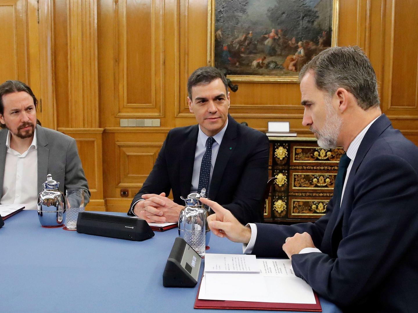 El Rey conversa con el presidente, Pedro Sánchez, y el vicepresidente segundo, Pablo Iglesias, durante la reunión del Consejo de Ministros deliberativo de este 18 de febrero en la Zarzuela. (EFE)
