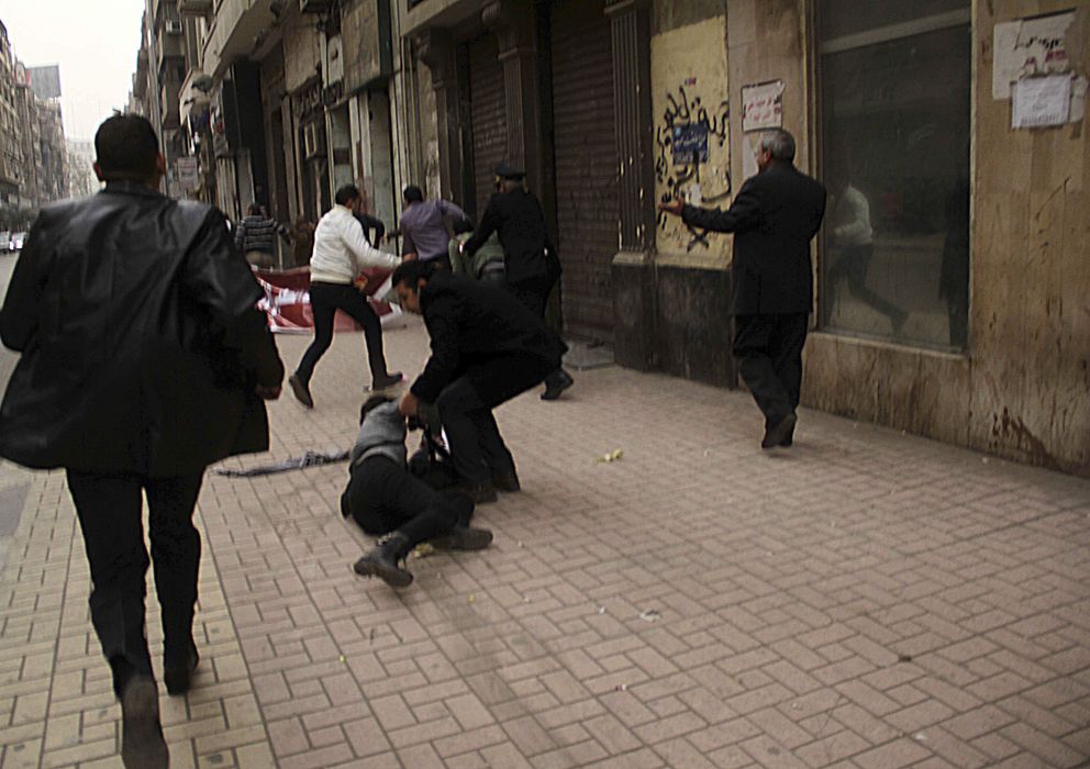 Foto:  Imagen donde puede verse como Shaimaa cae al suelo tras ser disparada (Reuters)