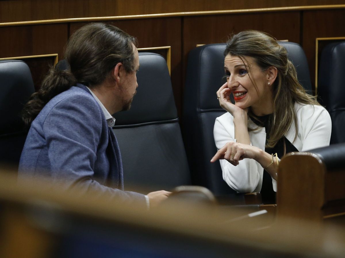 Foto: La vicepresidenta tercera del Gobierno, Yolanda Díaz (d), habla con el exvicepresidente Pablo Iglesias (i), en el Congreso. (EFE)