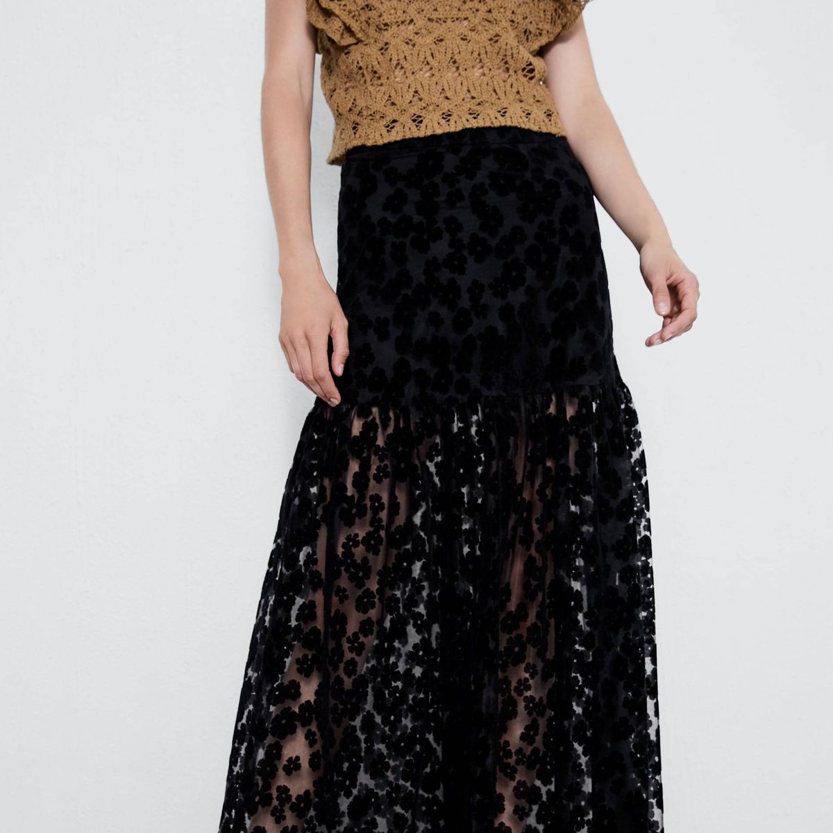 Esta falda bordada de Zara va a hacer que todos por ella porque es, sencillamente,