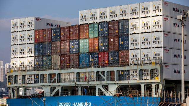Contenedores apilados en un puerto de China. (EFE)