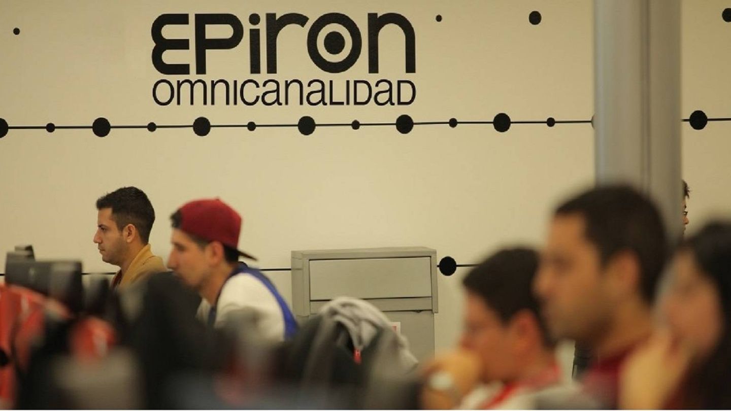 Varios empleados trabajan con la herramienta Epiron Omnicanalidad, tras su lanzamiento en 2017 en Argentina. (Konecta)