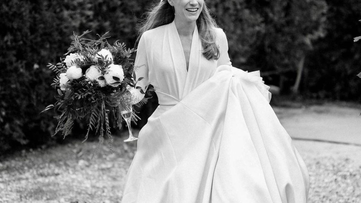 El vestido de novia de Victoria Montes Suelves, al detalle: blusa minimal, falda globo y velo