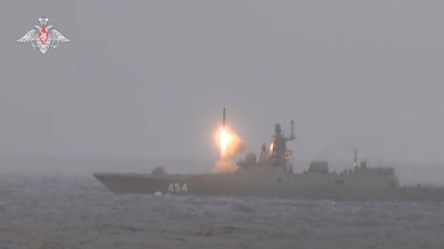 La fragata Admiral Gorshkov dispara un misil hipersónico Tsirkon durante los ejercicios de las fuerza nucleares rusas en una localización desconocida (Ministerio de Defensa Ruso/REUTERS)