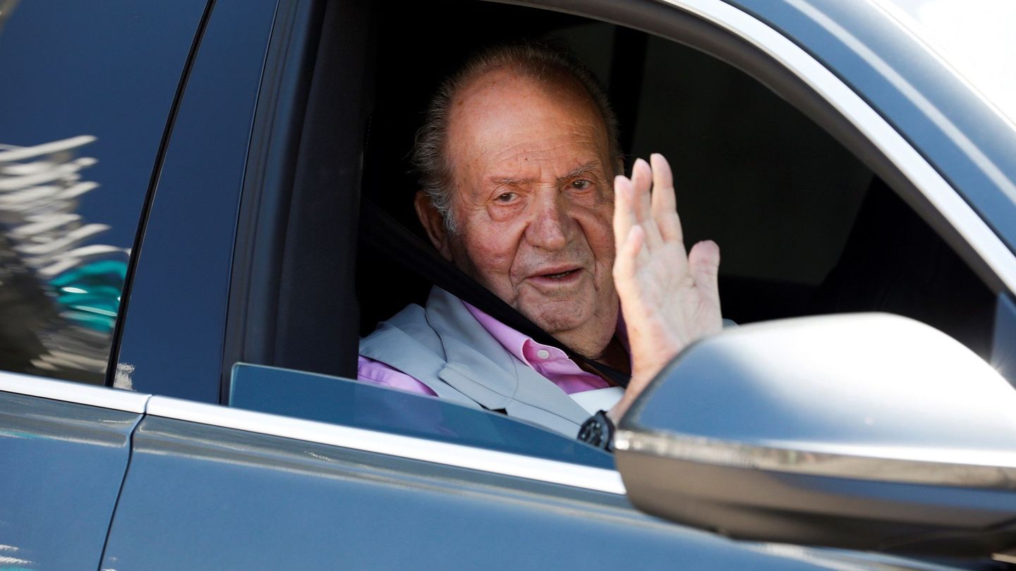 El rey Juan Carlos, recibiendo el alta de una de sus últimas operaciones. (EFE)