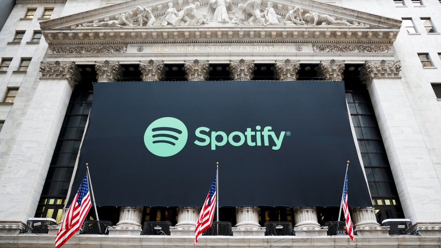 Una pancarta de la plataforma de 'streaming' musical Spotify cubre la fachada de la Bolsa de Nueva York durante su primer día de cotización en bolsa. (EFE/Justin Lane)