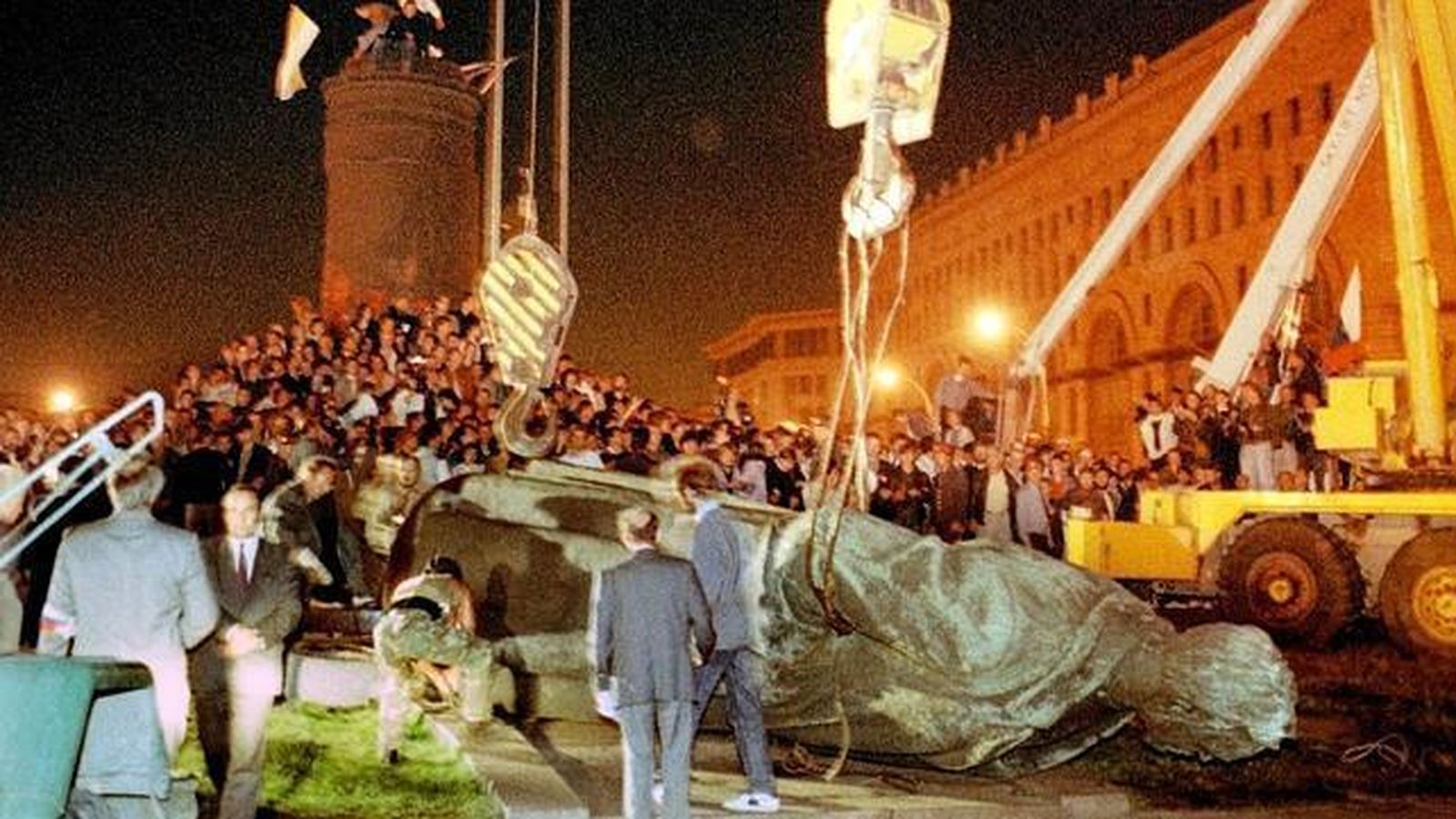Foto: La estatua del fundador de la KGB, Félix Dzerzhinski, es derribada en 1991