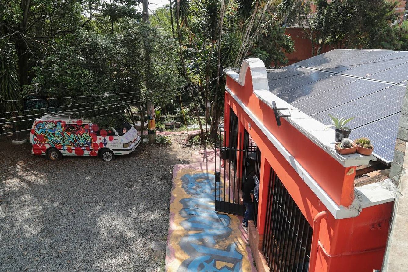 Paneles solares en el tejado de Casa Kolacho en la Comuna 13 de Medellín. Foto: EPM