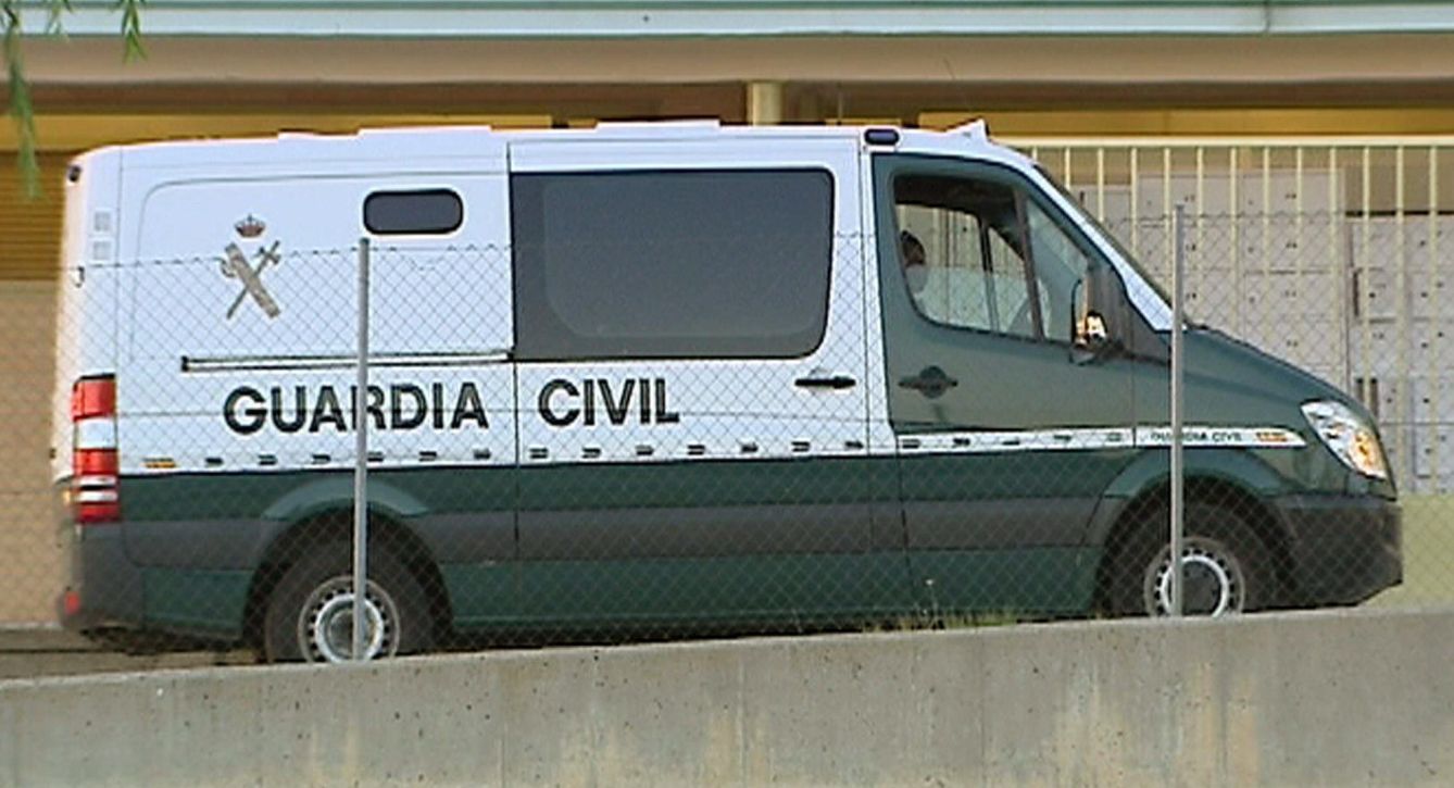 Granados y Marjaliza llegan en el furgón de la Guardia Civil a la prisión de Soto del Real. (EFE)