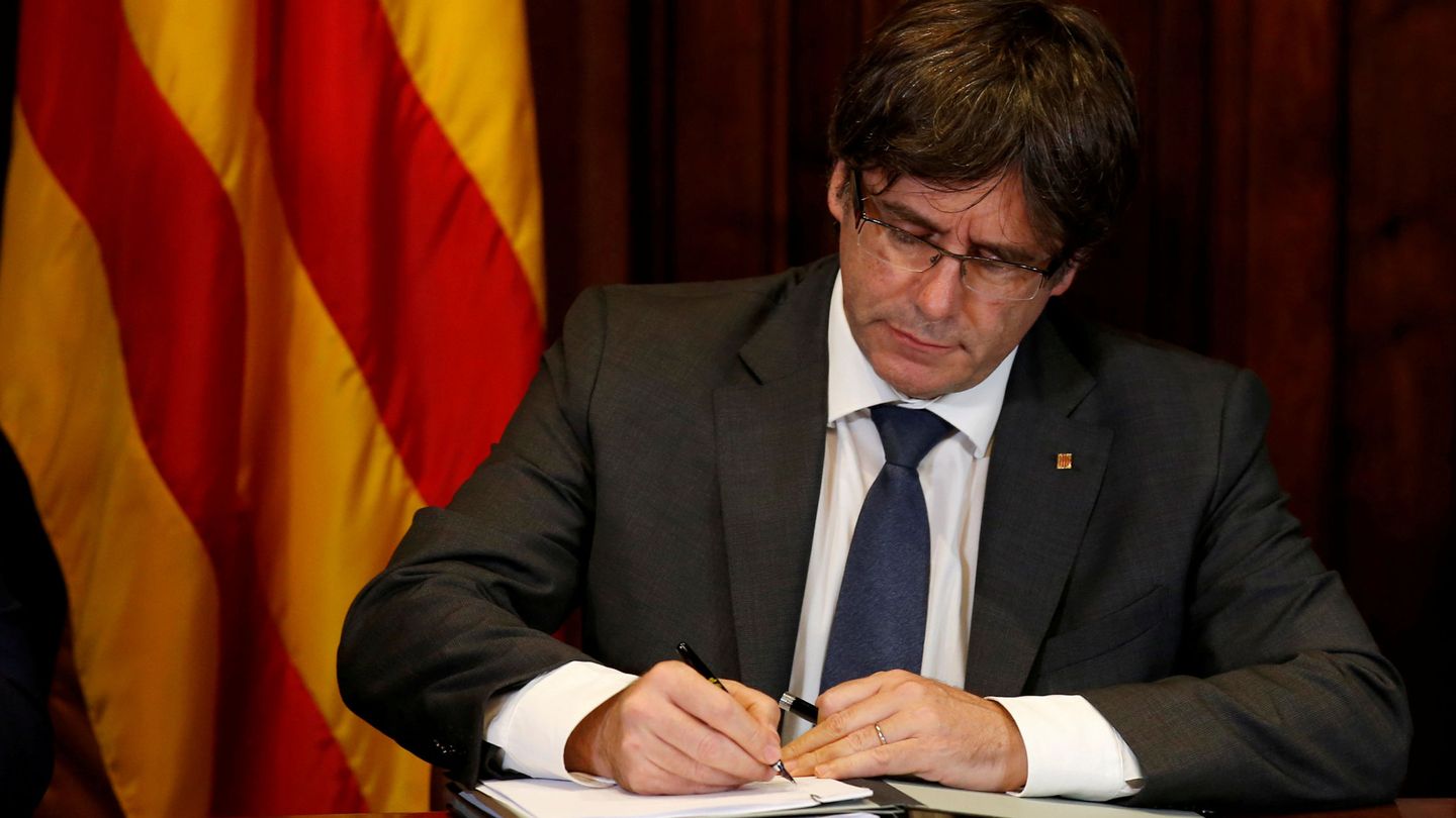 Carles Puigdemont firma la Ley de Referéndum. (Reuters)