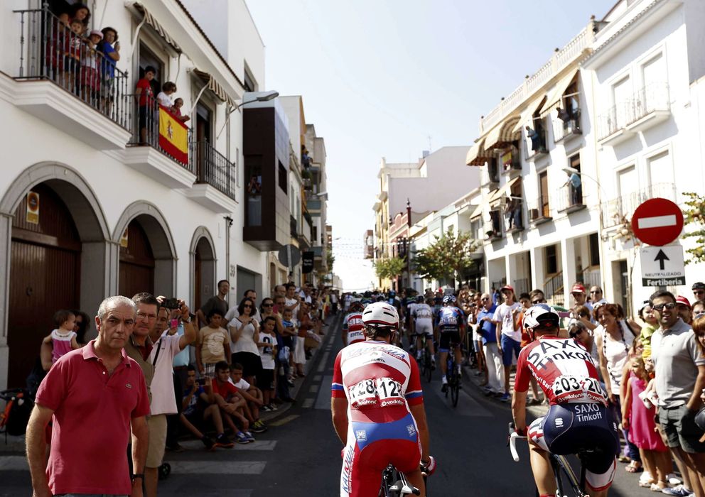 Foto: Momento de la etapa donde se ve a la gente muy cerca de los ciclistas (Efe).