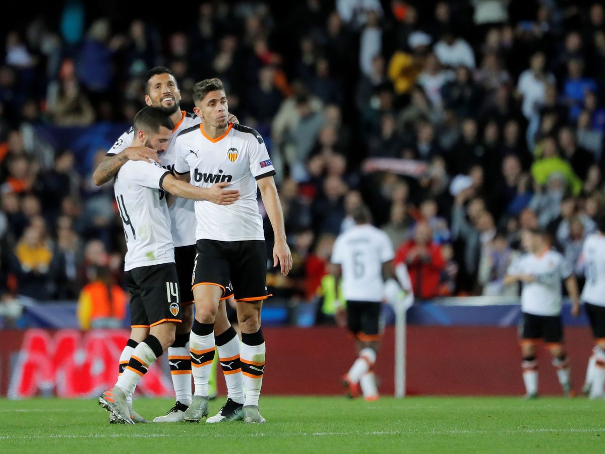Foto: Los jugadores del Valencia se abrazan al vencer al Lille. (Reuters)