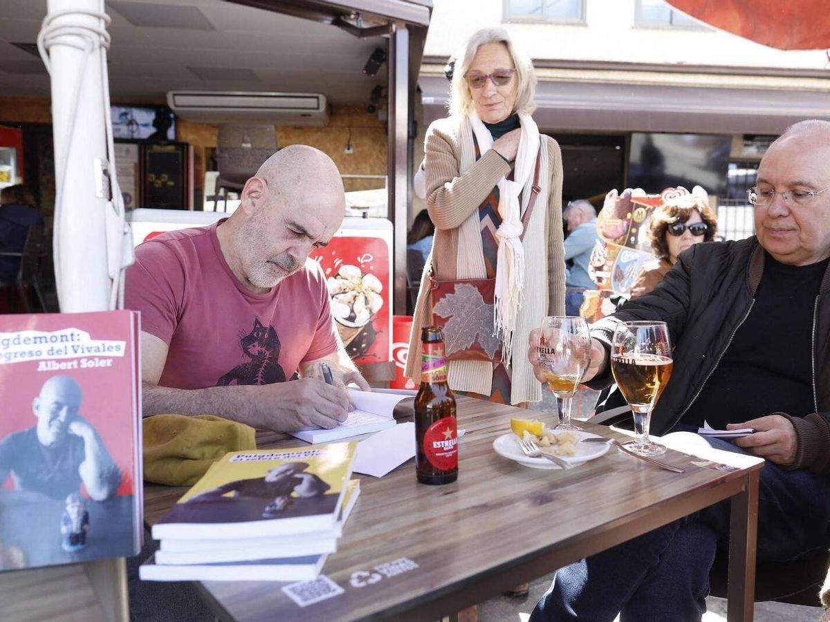 Foto: El escritor Albert Soler, durante la firma de libros en Girona que tuvo que hacer en un bar. (Cedida)