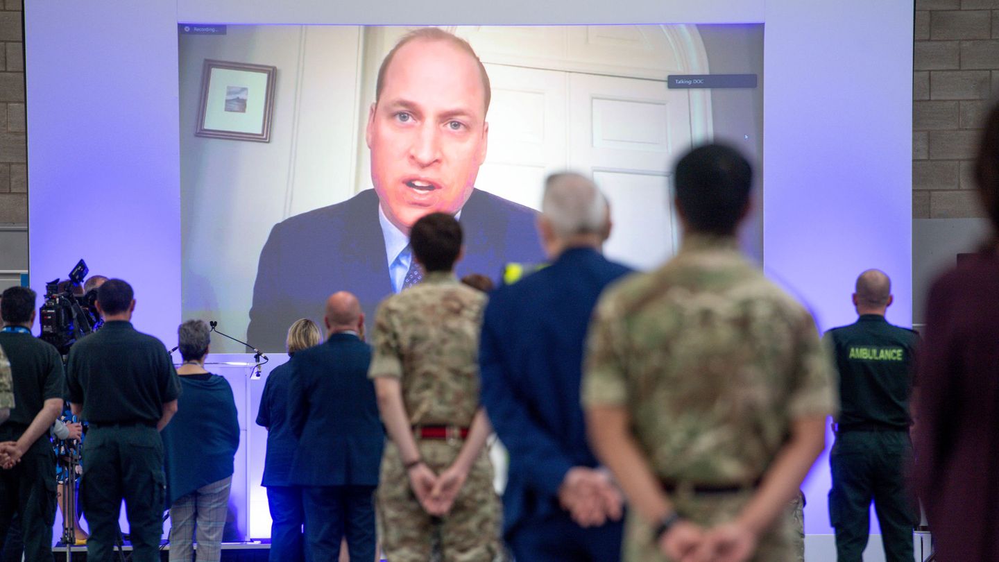 El príncipe Guillermo, durante una de las videollamadas que sostuvo en abril. (Reuters)