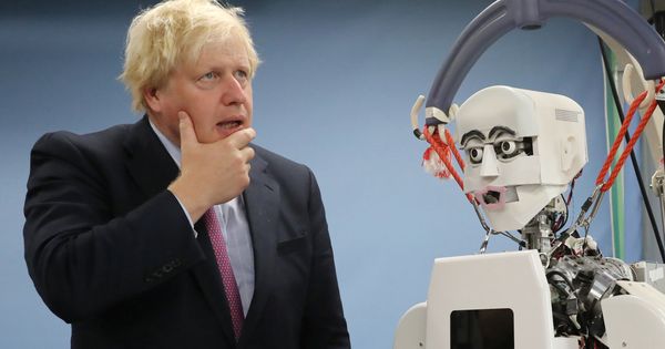Foto: El secretario de Asuntos Exteriores británico, Boris Johnson visitando una fábrica de robots en Japón (Foto: Reuters)
