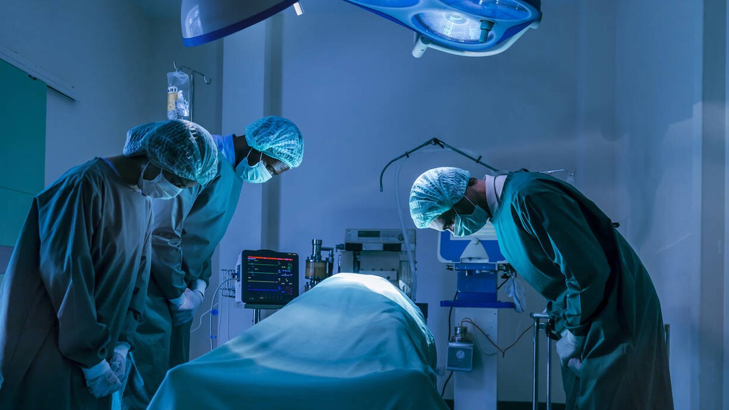 Un equipo de cirujanos rinde homenaje al cadáver del donante de órganos. (iStock)