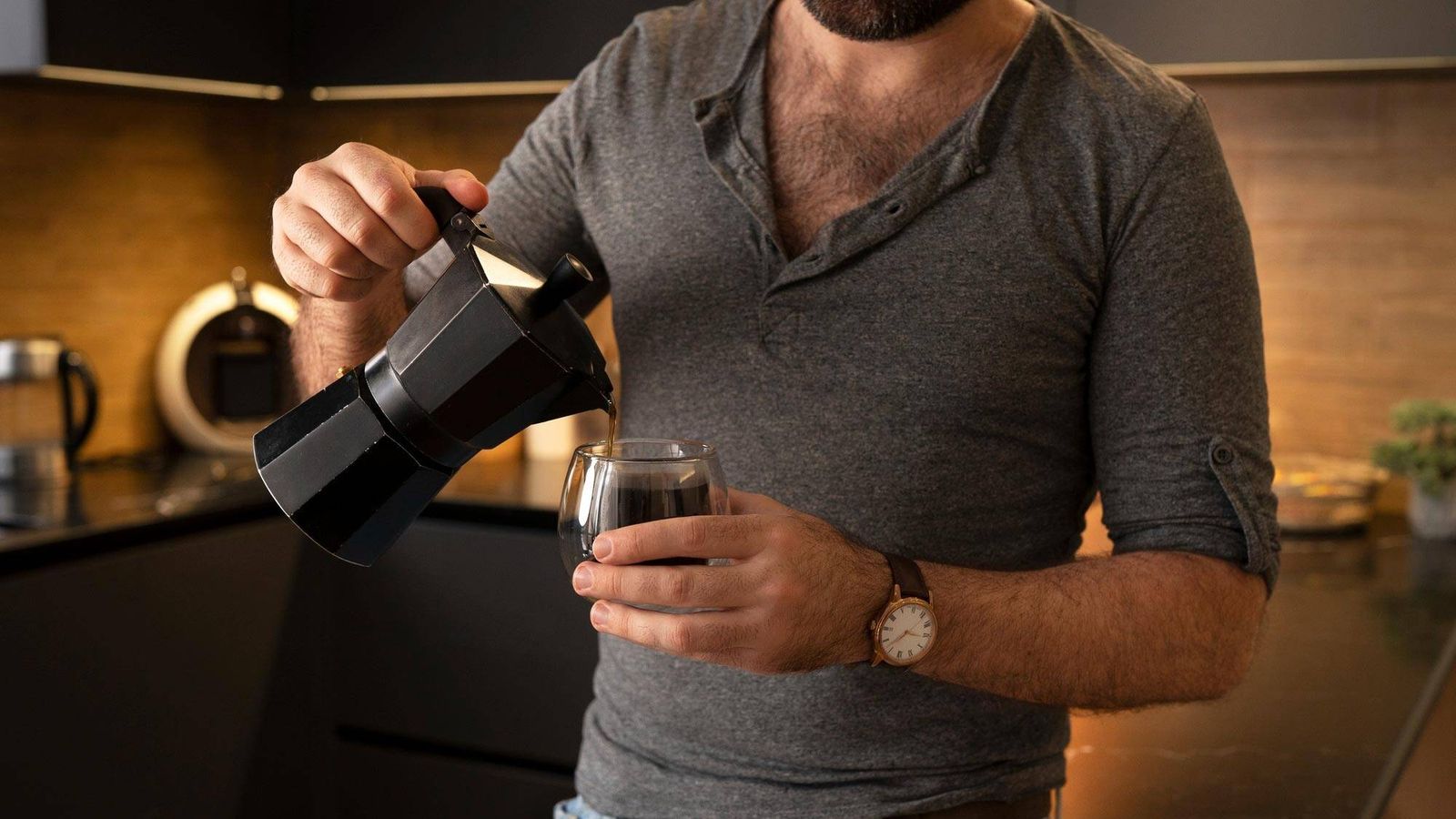 Mezclar posos de café con esencia de vainilla: para qué sirve y por qué es el mejor absorbente para tu nevera