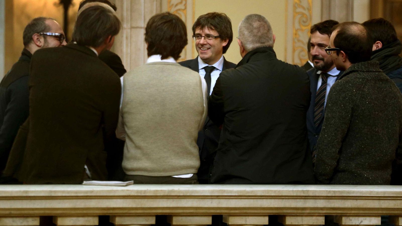 Foto: El presidente de la Generalitat, Carles Puigdemont, conversa con varios periodistas en el Parlament. (EFE)