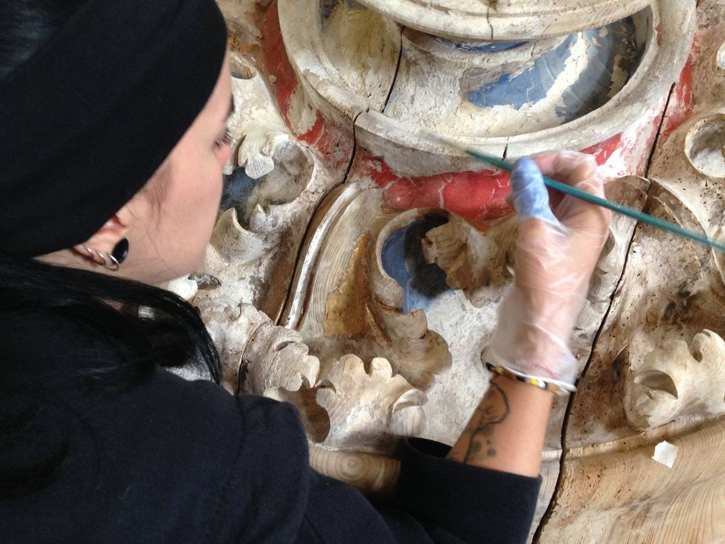 Una voluntaria, en los trabajos de recuperación del monasterio. (Salvemos Rioseco)