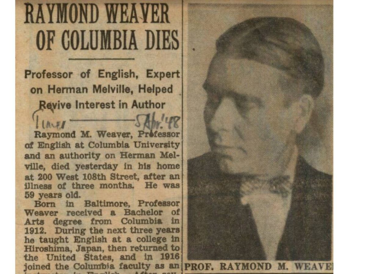 Foto: Fotografía de Raymond M. Weaver junto a su obituario. (Archivo Universidad de Columbia)