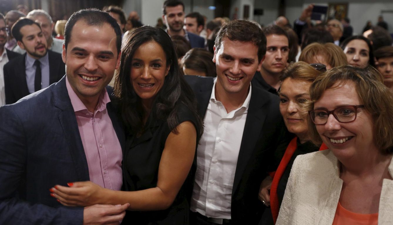 Ignacio Aguado, Begoña Villacís, Albert Rivera y más políticos de la formación, en el cierre de la campaña. (Reuters)