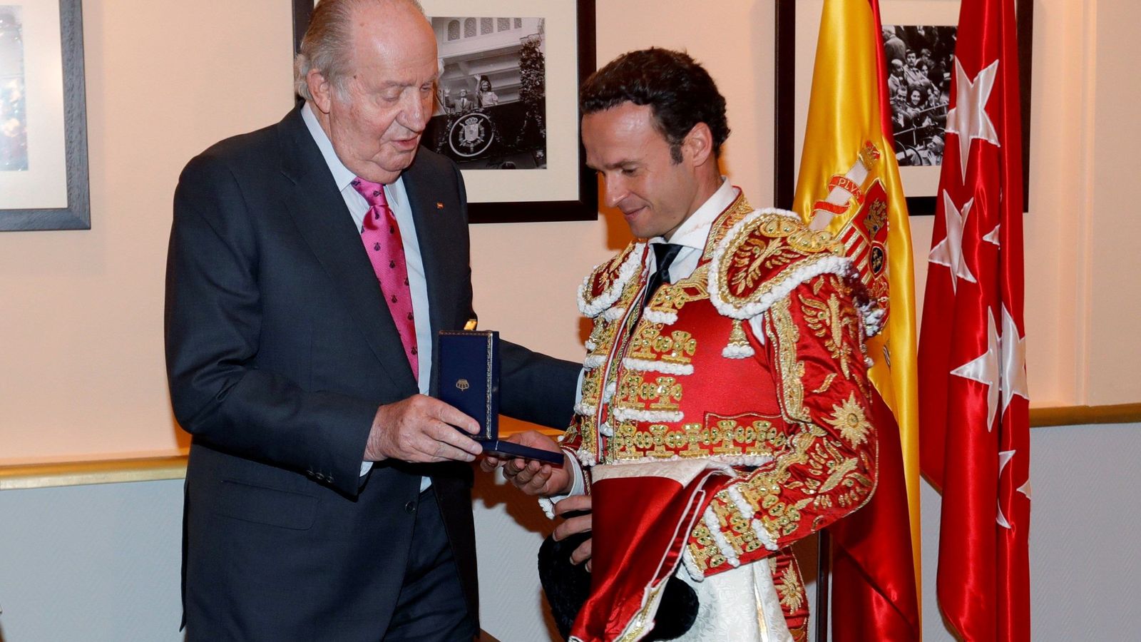 Foto: El rey Juan Carlos otorga una medalla al torero Antonio Ferrera el pasado 6 de junio en Madrid. (EFE)