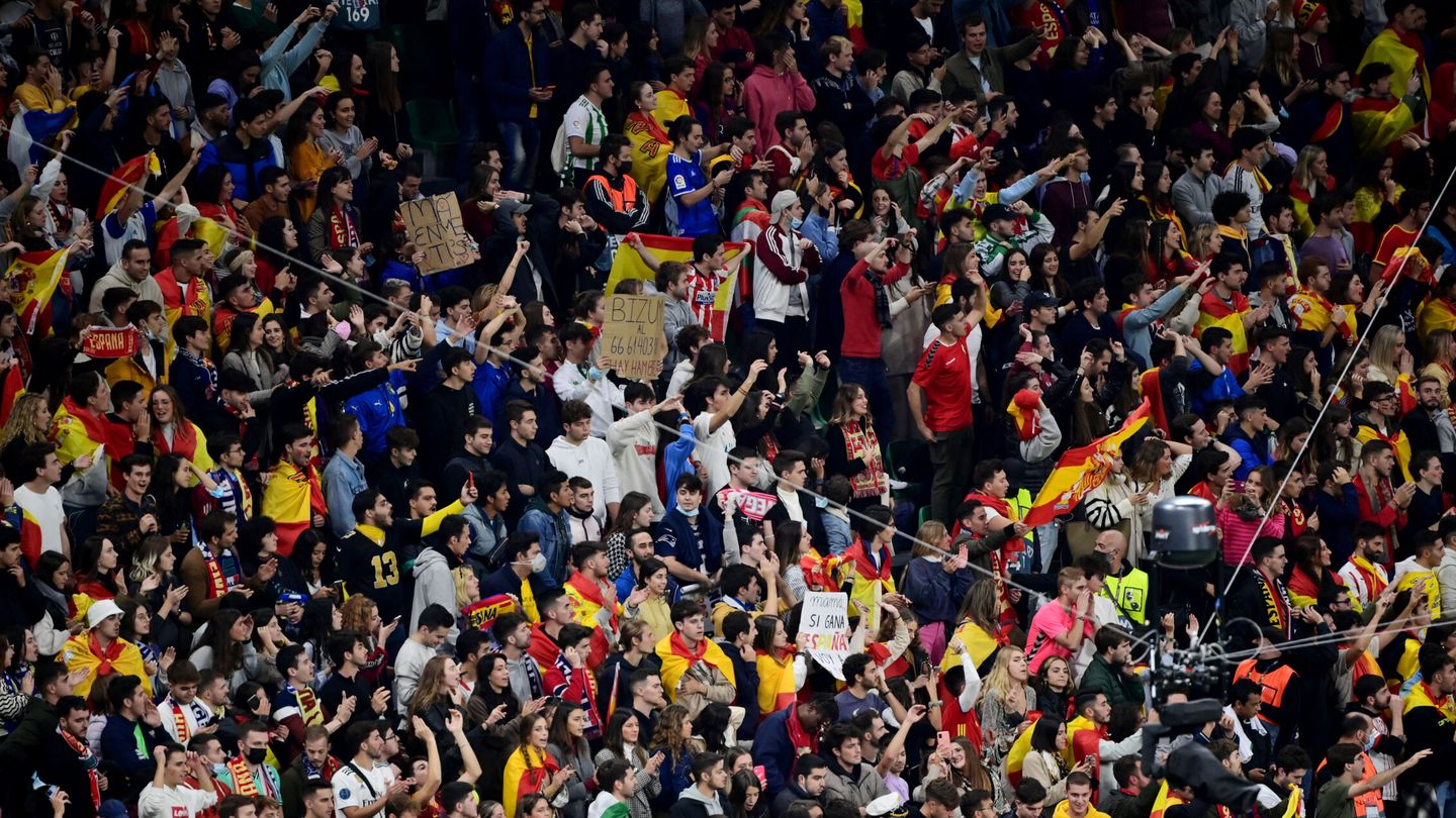 La afición española, animando a la Selección. (Reuters)