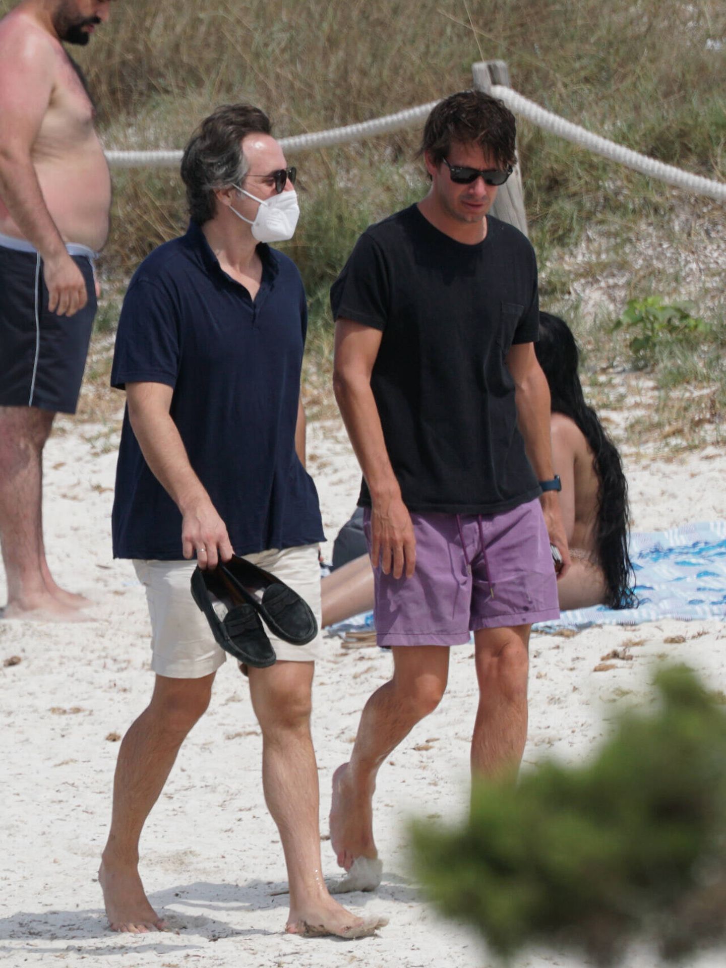 Carlos Cortina y un amigo, este verano en las playas baleares. (Gtres)