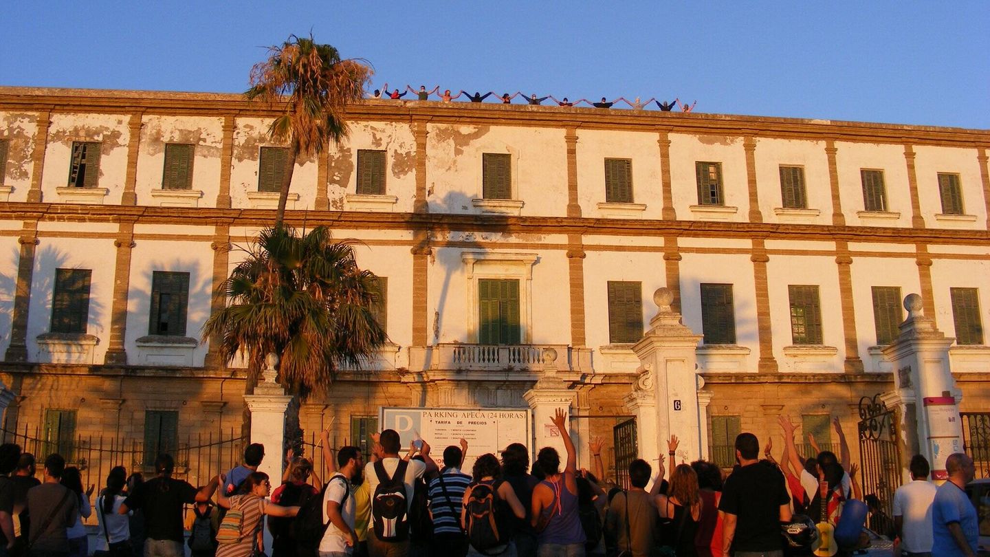 El edificio de Valcárcel, tras ser okupado por un grupo de personas en 2011 bajo el lema 'Recuperación para el pueblo’. (CGT)