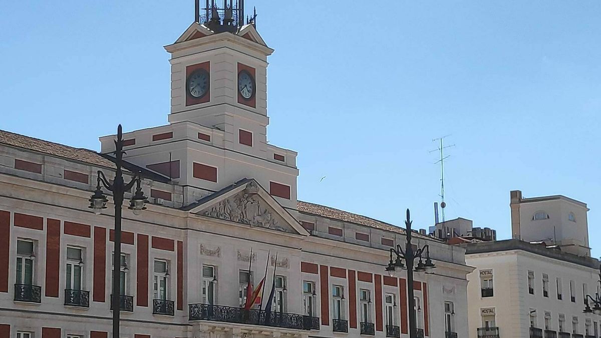 Caos protocolario en el luto de Ayuso: arría la bandera de España sin tener competencias