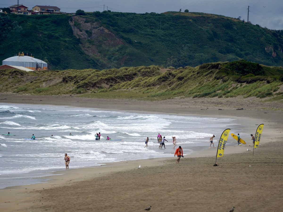Foto: Imagen de recurso de una playa en Asturias. (EFE/Paco Paredes)