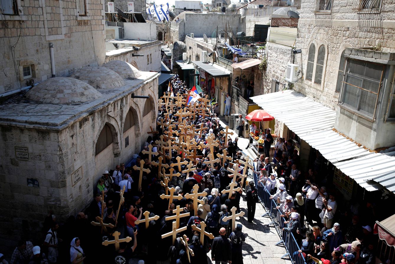 Cristianos ortodoxos durante una procesión en la Vía Dolorosa, en la Ciudad Vieja de Jerusalén. (Reuters)
