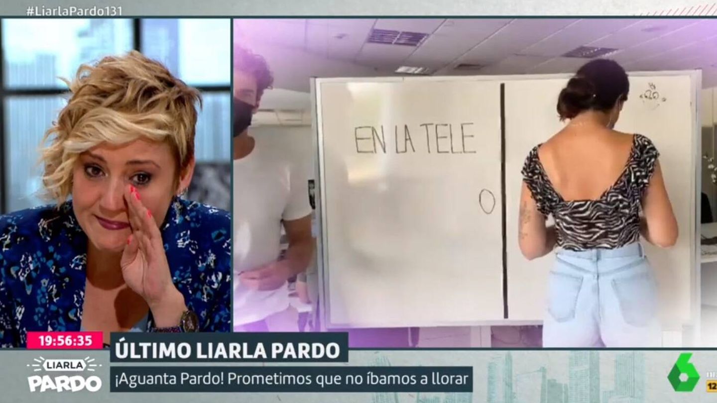 Cristina Pardo escuchando el mensaje de sus compañeros. (La Sexta).