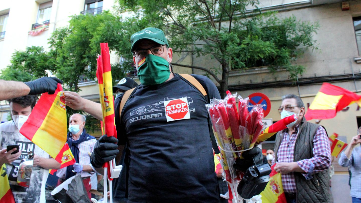 Un manifestante, repartiendo banderas. (B. Tena)