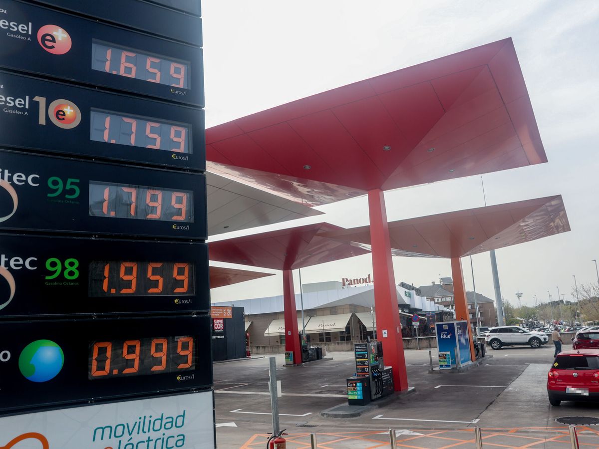 Foto: Panel de precios en una gasolinera de Madrid. (Europa Press/Ricardo Rubio)