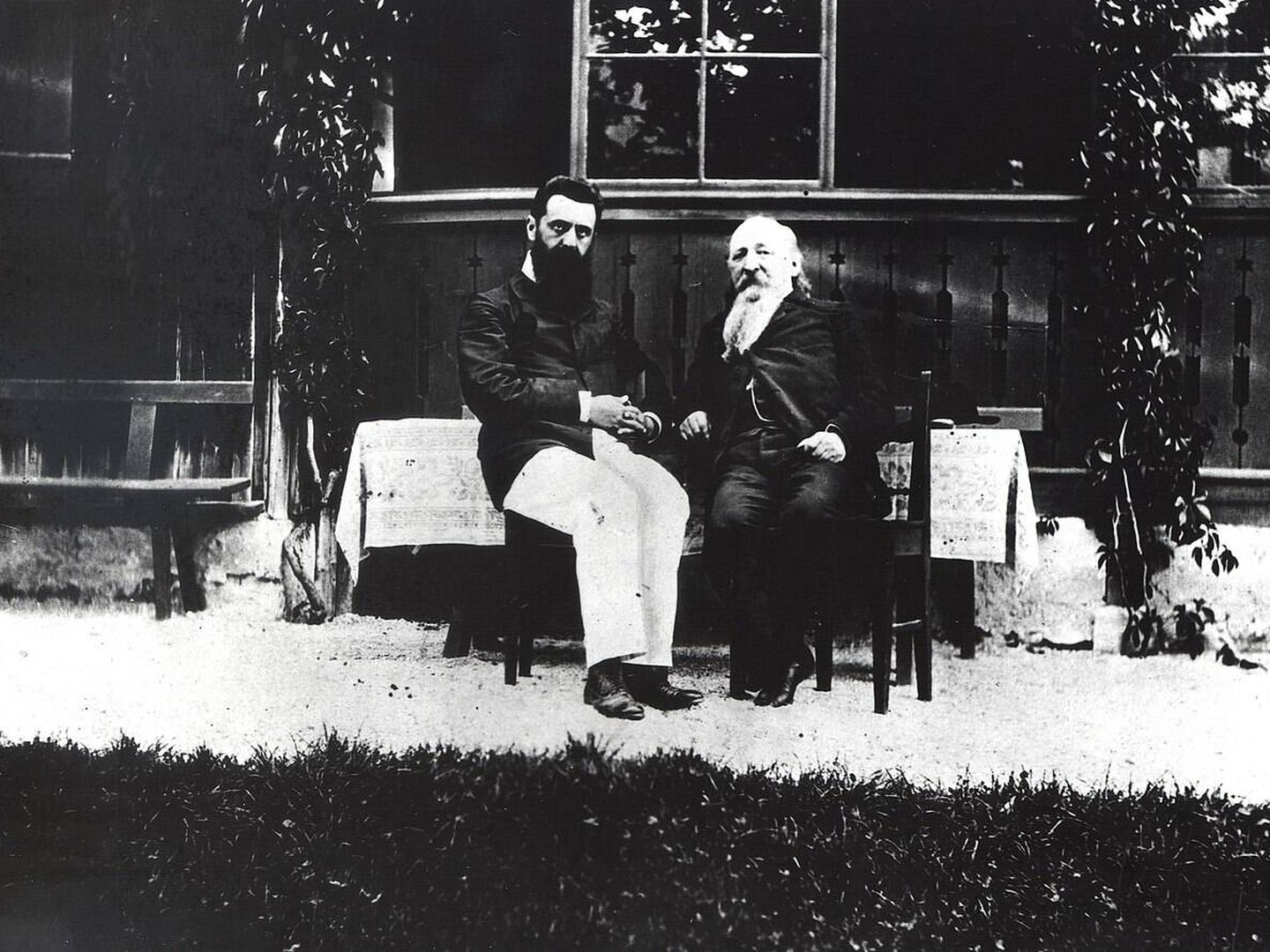 Herzl (izquierda), junto a Max Mandelstamm, líder de los sionistas rusos, en 1903. (Photography Dept. Goverment Press Office) 