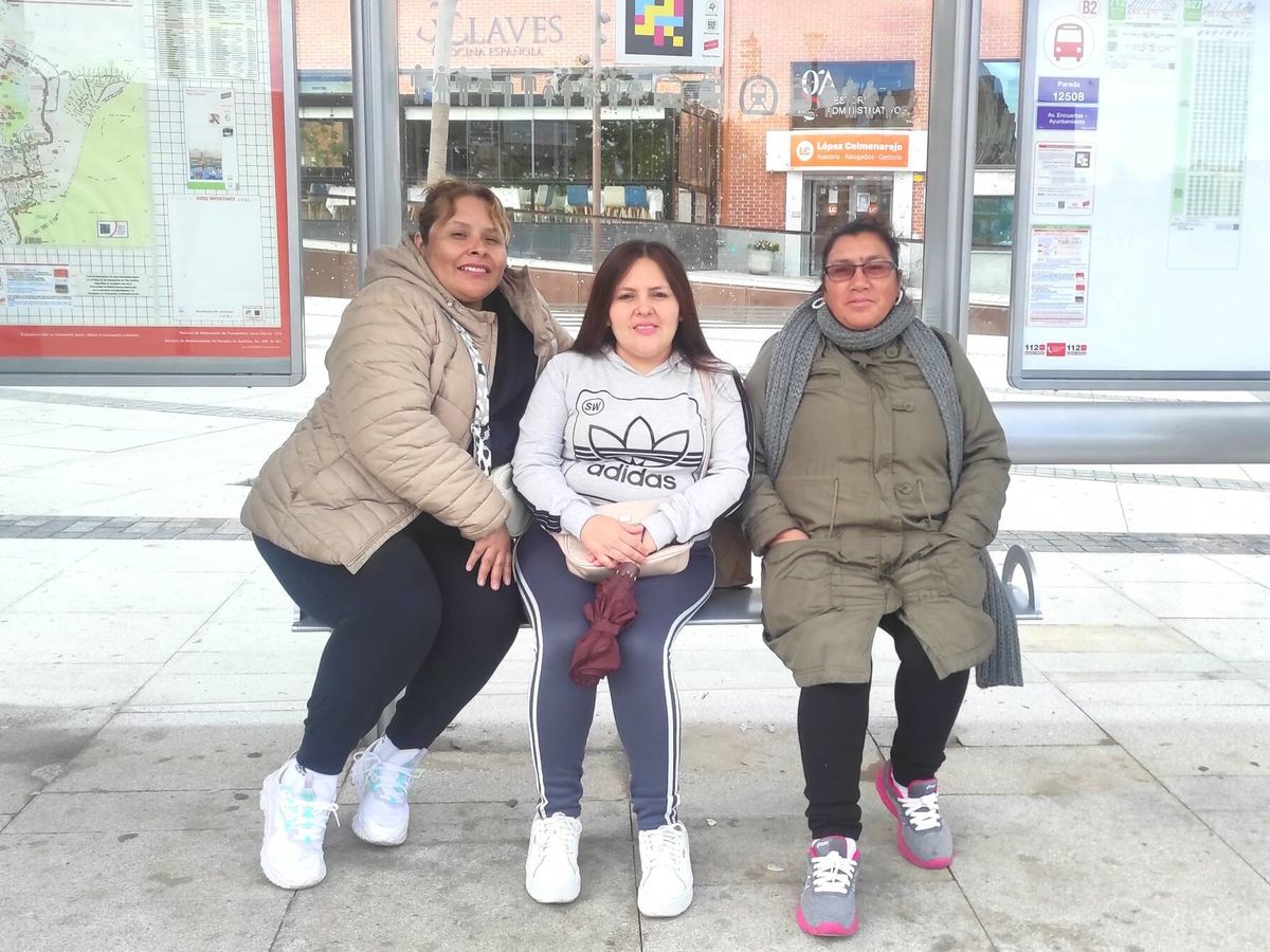 Foto: Joanna, Isabel y Janet, tres vecinas de Tres Cantos, esperan el bus porque no tienen coche para moverse por la ciudad. (L.B.)