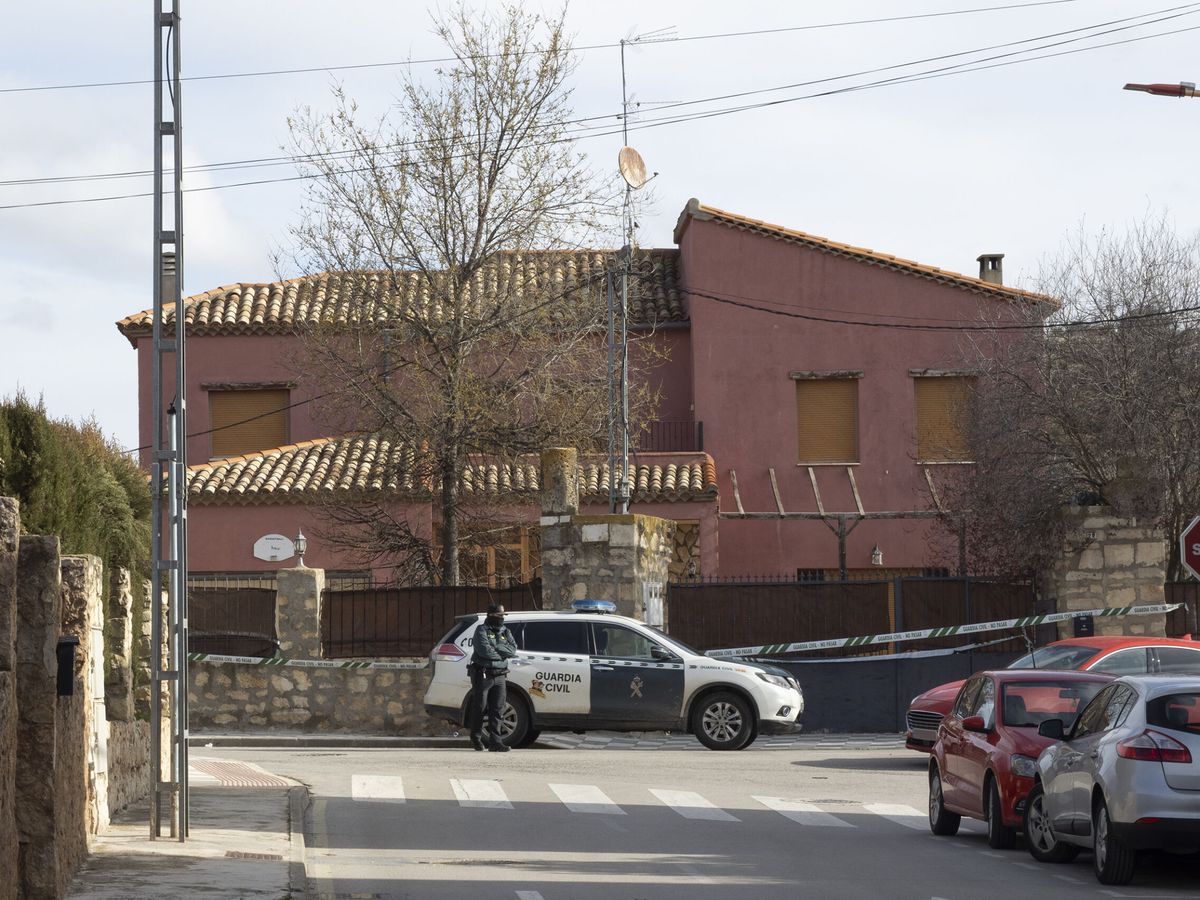 Foto: Vehículo de la Guardia Civil en Nohales (Cuenca). (EFE/José del Olmo)