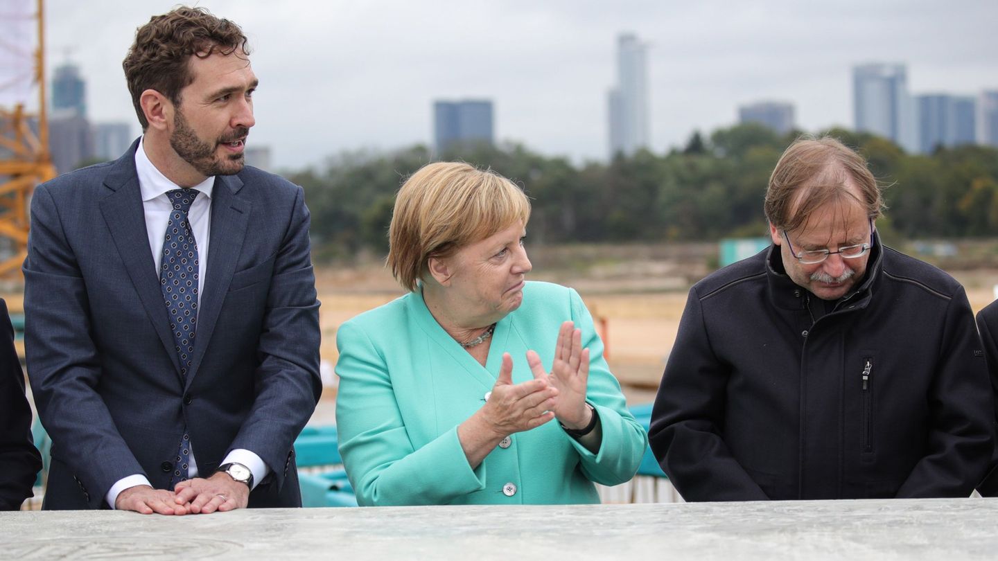 Friedrich Curtius, junto a la canciller Angela Merkel y a Rainer Koch. (Reuters)