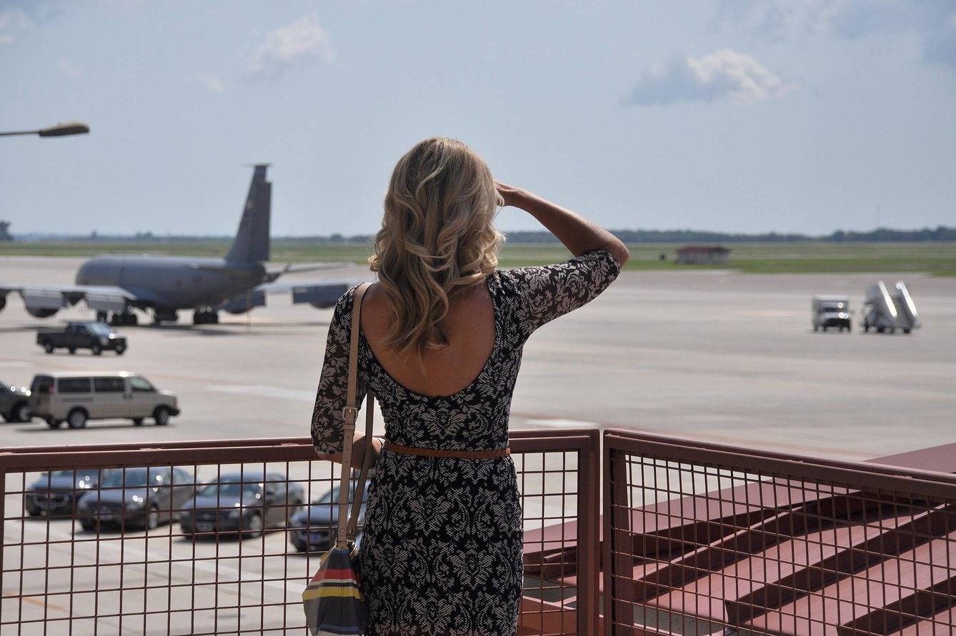 Una mujer esperando a su avion (Pixabay)