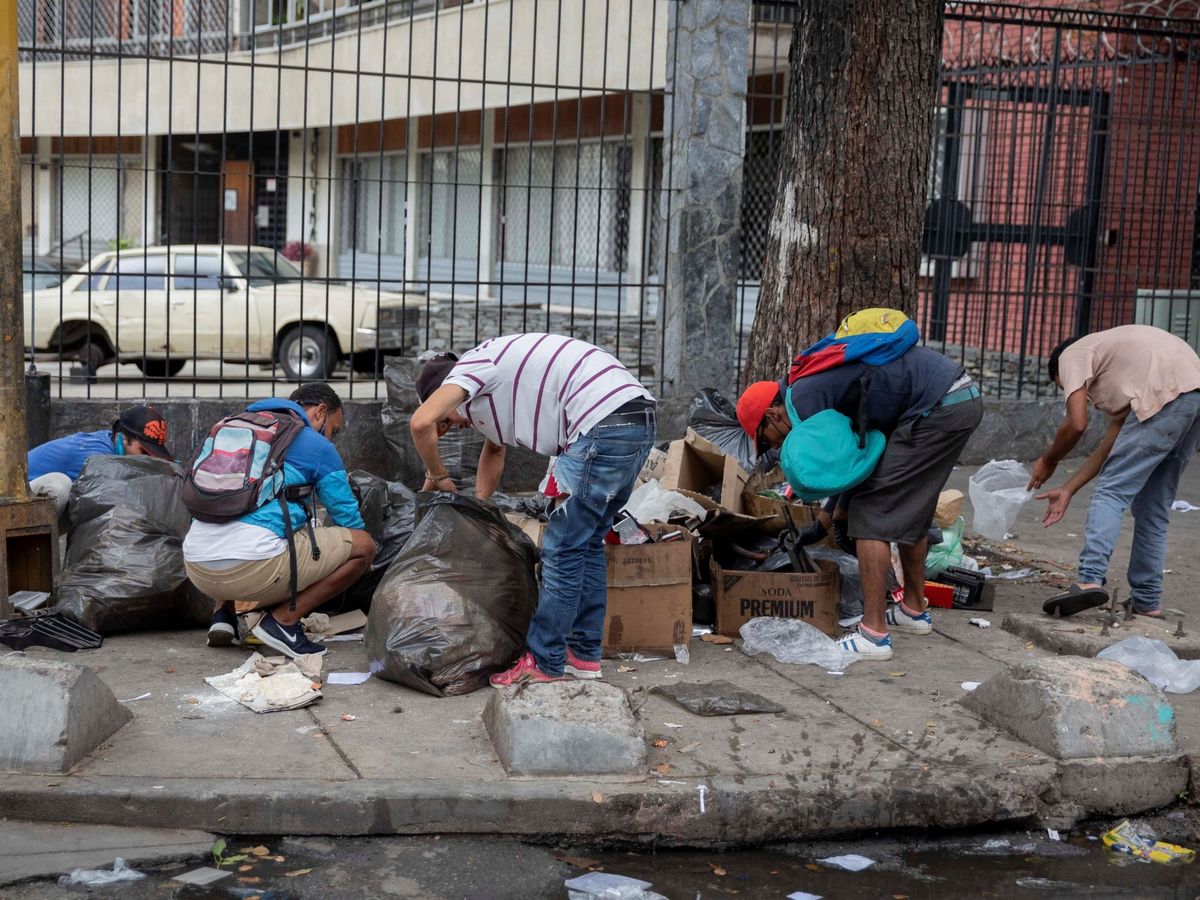Foto: Personas escarban entre la basura en una calle de Caracas (Venezuela). (EFE)