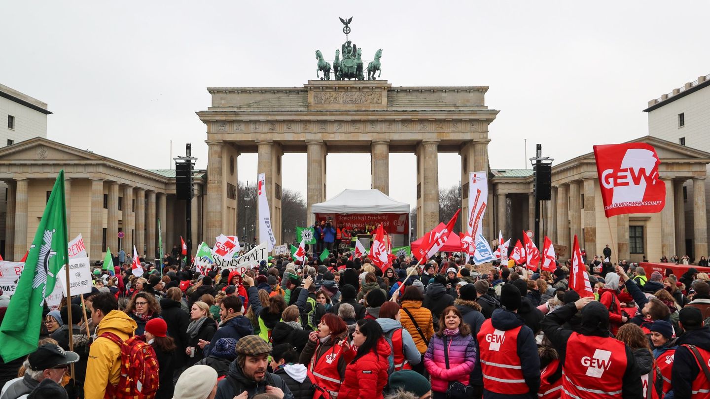 Protestas de funcionarios en la Puerta de Brandeburgo, en Berlín. (Reuters)
